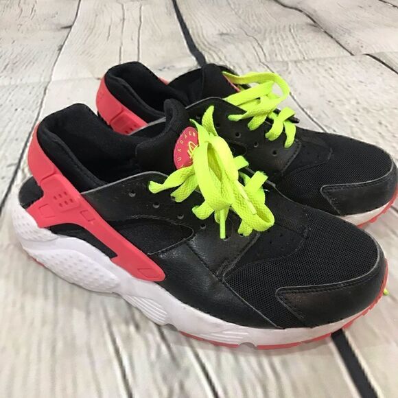 Nike Shoes - NIKE HUARACHES black & pink rubber accents sneakers 7Y Euc